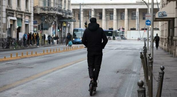https://statics.cedscdn.it/photos/MED/2026/10/21/9839495_21150621_9839490_20194510_monopattino_velocita_135_km_orari_1_1_.jpg