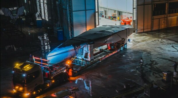  America's Cup 2027, la barca britannica di GB1 sbarca a Napoli: l'AC75 è alla base di Bagnoli 