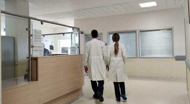 Sanit&agrave;, nuovo allarme: &laquo;Mancano medici e reparti a rischio&raquo;