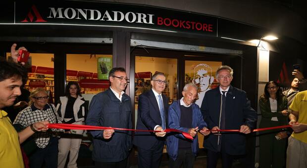 Scampia, voglia di riscatto apre la libreria Mondadori: &laquo;La cultura contro i clan&raquo;