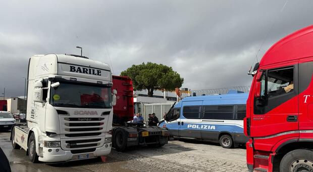Q8, accesso bloccato, rifornimenti difficili: scortati 500 camion
