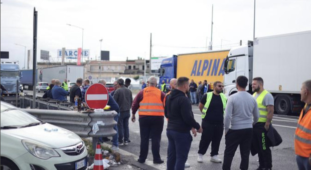 &laquo;Ruote tagliate per impedirci di lavorare&raquo;. Cos&igrave; il fronte della protesta si &egrave; gi&agrave; diviso
