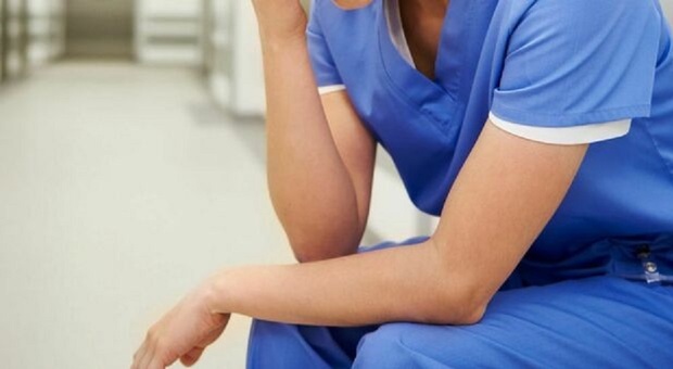 Mal di denti e nodo in gola mentre &egrave; al lavoro, l'infermiera non chiama i soccorsi e la 56enne muore<br />
<br />