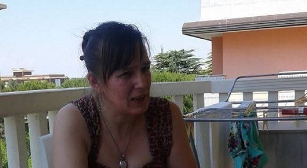 Rodica Gram ha mal di denti e un nodo in gola mentre &egrave; al lavoro, l'infermiera non chiama i soccorsi e la 56enne muore