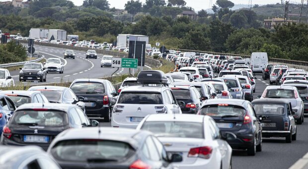 Codice della strada: cosa cambia per sorpassi, precedenza alle rotonde e retromarcia ai caselli. Le nuove regole