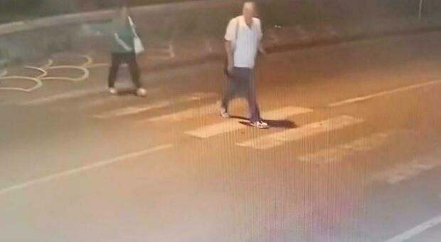  Pompei, donna travolta e uccisa sulle strisce: scatta la misura per omicidio stradale e fuga 