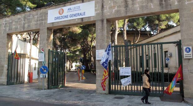Lecce, 100 donne spiate nei bagni dell'Asl: oss a processo