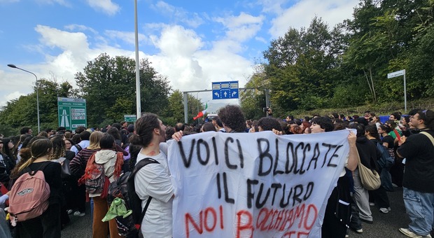  Proteste in Campania, gli studenti dell'Università di Salerno bloccano lo svincolo autostradale 