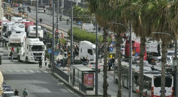  Blocco tir a Napoli: corteo di manifestanti diretto verso il porto a sostegno dei camionisti 