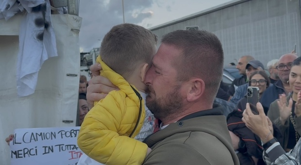  Blocco tir, le lacrime del camionista con in braccio il figlio in Campania. «Lo facciamo per loro» 