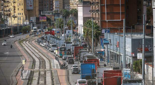 Sciopero degli autotrasportatori a Napoli, la protesta arriva in città e traffico paralizzato: si tratta a oltranza