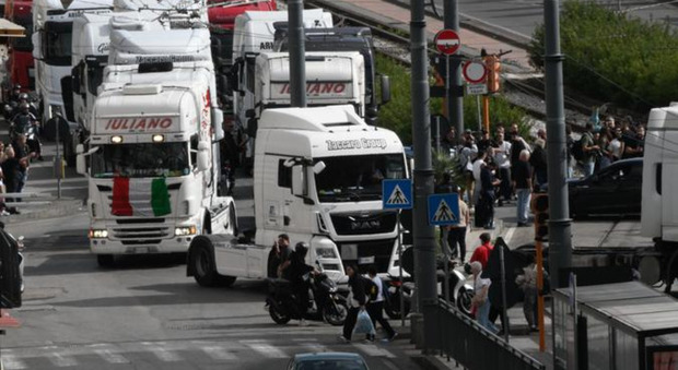 Protesta degli autotrasportatori, blocco tir s&igrave; al decreto: aiuti per 175 milioni, &laquo;Ora fermare i disagi&raquo;