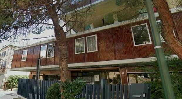 &laquo;Il nostro condominio ostaggio dei tossicodipendenti, abbiamo trovato i vasi pieni di siringhe. Siamo prigionieri in casa nostra&raquo;