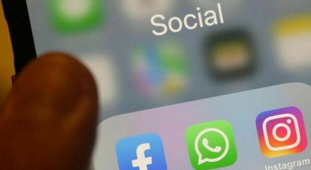 &laquo;Mi hanno bloccato WhatsApp definitivamente e senza motivo. Sono disperato, ho perso tutti i contatti di lavoro&raquo;