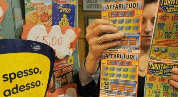 Roma, truffa sui "Gratta e vinci": dipendenti individuavano biglietti vincenti e li facevano comprare dai parenti. Sequestrati beni per 25 milioni