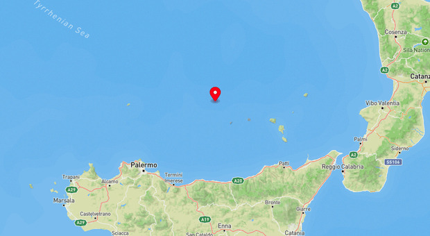 Cinque scosse di terremoto (fino a magnitudo 5) al largo delle Eolie: scuole evacuate e gente in strada a Palermo