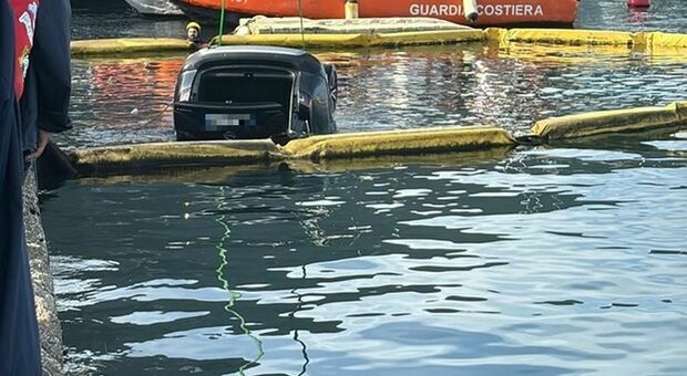  Castellammare di Stabia, auto senza freno a mano finisce nelle acque del porto: momenti di panico 