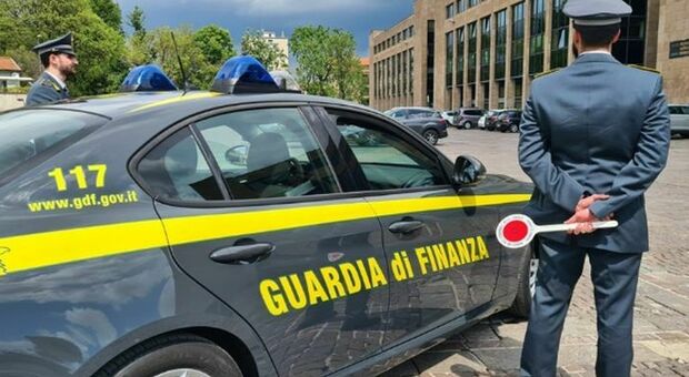  Napoli, blitz nel parcheggio di Decathlon: panetti di cocaina nel doppio fondo dell'Alfa. Arrestato un narcos, in fuga il complice 