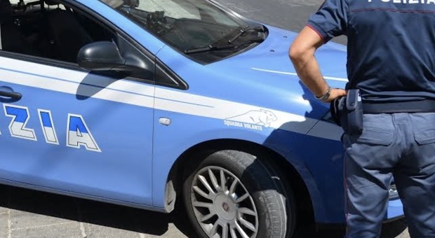 &laquo;Hanno usato la tua targa per una rapina&raquo;: anziano ci crede e consegna al finto carabiniere contanti, oro e due pistole