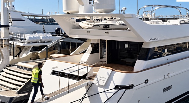  Evasione fiscale e frodi, superyacht da 2,6 milioni sequestrato dalla Procura: buco di 572mila euro con il trucco della registrazione nelle isole Cayman 