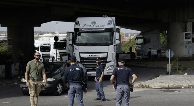  Protesta autotrasportatori a Napoli, stop ai blocchi. Via ai rifornimenti in città ma resta il presidio al porto: «Denunciati in 500» 