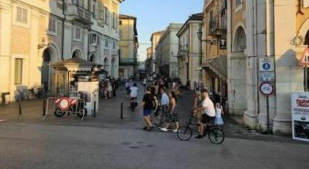 Allarme per il corteo degli studenti, raccolta firme per vietarlo sul Corso di Senigallia