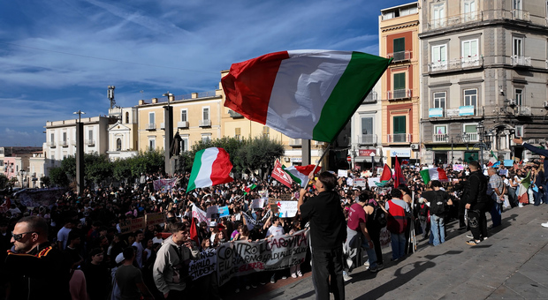  Torre del Greco, gli studenti e i marittimi si alleano per la protesta: al corteo anche i negozianti della zona 