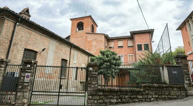 Uccide la figlia di tre anni a coltellate nella residenza protetta. &laquo;Non voleva ridarla al pap&agrave; violento&raquo;