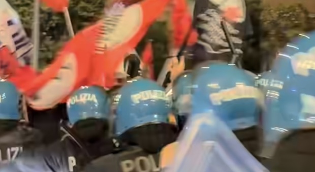 Protesta per il carovita a Napoli, in centinaia in piazza per il corteo partito a piazza Dante: tensioni con la polizia 