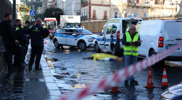 Napoli, investito da uno scooter e da un furgoncino sul ponte della Sanit&agrave;: morto un 40enne