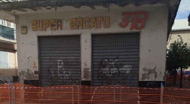  Napoli, cadono mattonelle da edificio abbandonato, colpita bambina a Barra: attimi di paura 