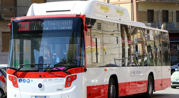 Autista di un bus aggredito a Napoli da un uomo con un coltello, Acconcia: &laquo;Sono delinquenti&raquo;