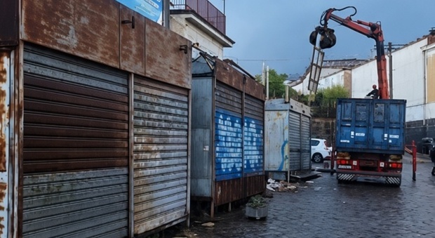  Ercolano, cimitero: stop agli abusi giù le baracche dei fiori, bando per l'assegnazione degli spazi 
