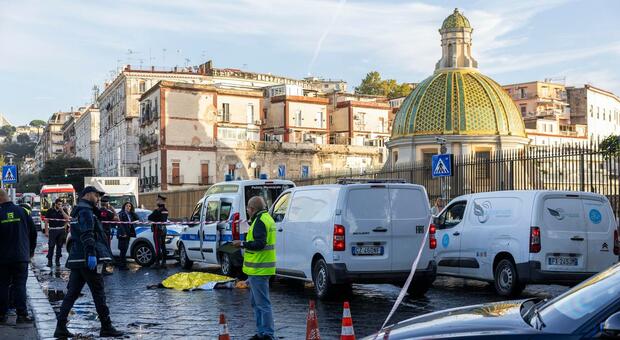  Uomo travolto e ucciso da motorino e furgone: i due conducenti in fuga. Preso il centauro pirata, è ai domiciliari 
