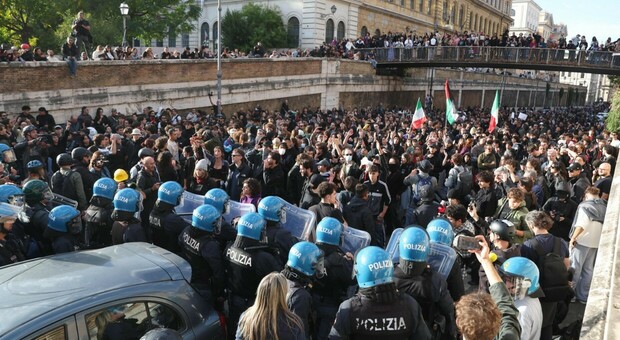 Cortei da Roma a Milano: scontri in piazza ma niente saccheggi. Fermato l'ideatore del Movimento 7 ottobre