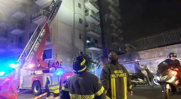 Incendio a Nocera Inferiore, sessanta famiglie in fuga: anziani e bimbi sui balconi, fumo e paura
