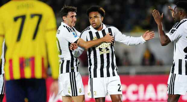 Lecce-Juventus 0-2, le pagelle: Douglas Luiz (7,5) gol e assist, Gaspar (4,5) espulso, McKennie (7) si sblocca, Kolo Muani (5)