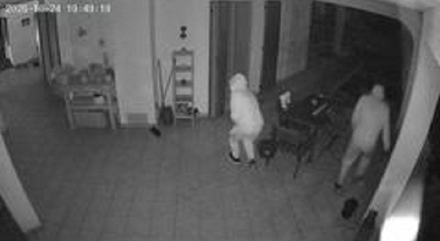 Ladri in casa, tre colpi in poche ore nel Sacilese. Proprietario li vede dalle telecamere attraverso il cellulare e d&agrave; l'allarme
