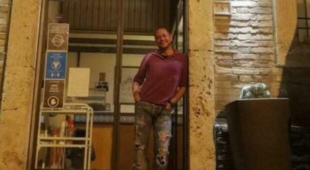 Colli del Tronto, il proprietario &egrave; negli States e vede i ladri dalle telecamere: chiama l'amico il barista che li mette in fuga