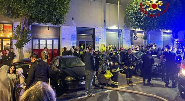  Appartamento in fiamme a Nocera Inferiore, ottanta famiglie fuori casa: «Niente danni strutturali» 
