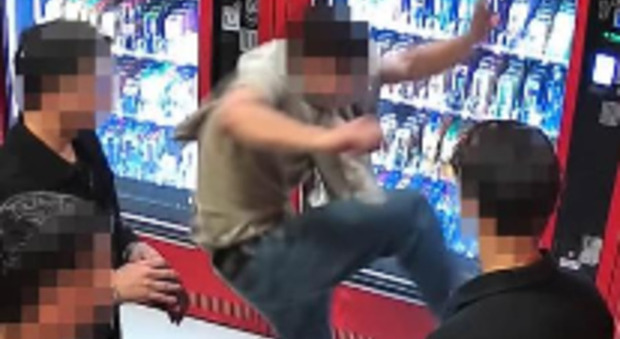  Movida a Caserta, caos e disagi in città: ragazzi danneggiano un distributore automatico di snack 