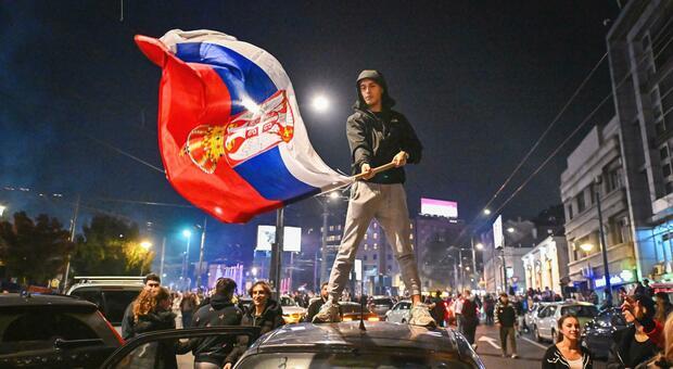 Serbia, chi sono gli studenti che hanno sconfitto il nazionalista e filorusso Vucic: la svolta dopo 14 anni