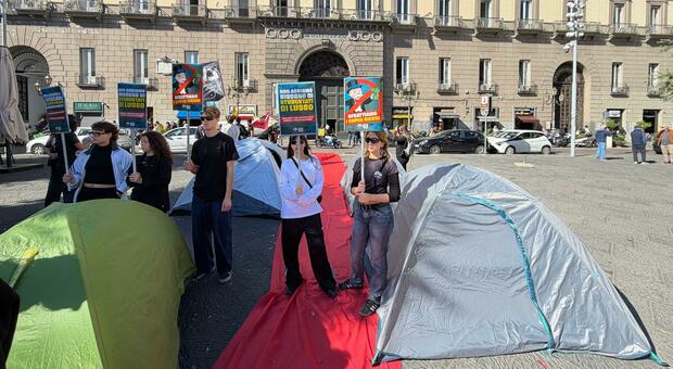  Carovita, studenti con le tende in piazza Municipio: «Non bisogna speculare sul diritto all'abitare» 