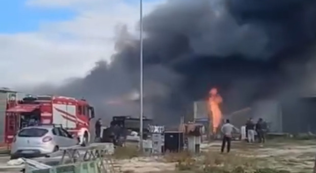 Incendio nei depositi agricoli: ingenti danni e due intossicati