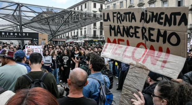  Da Pozzuoli al centro città, tensione alta tra i collettivi: «Siti e chat sotto controllo» 