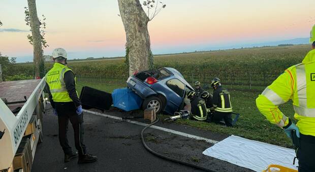 Auto contro un platano a Ponte Marango: muore un 27enne, traffico bloccato sulla Jesolana