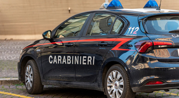  Marano, afferra un bambino di 5 anni davanti casa e tenta di portarlo via: il piccolo si divincola, la mamma lo salva 