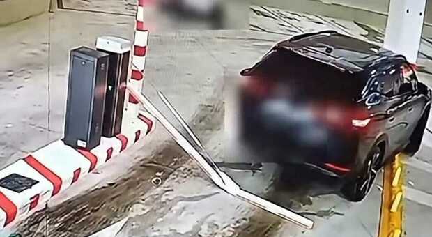  Rompe la sbarra del parcheggio e se ne va, denunciato nel Salernitano grazie ai video 