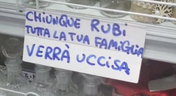  «Chi ruba sarà ucciso», il foglio sugli scaffali e le minacce choc di un negoziante nel Napoletano: denunciato 