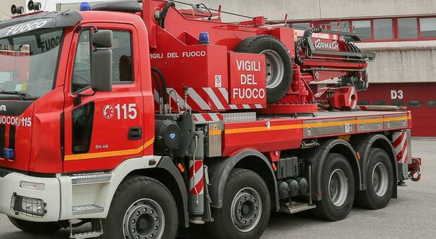 Esplosione in un condominio durante i lavori, operaio rimane gravemente ustionato: l'ipotesi della fuga di gas